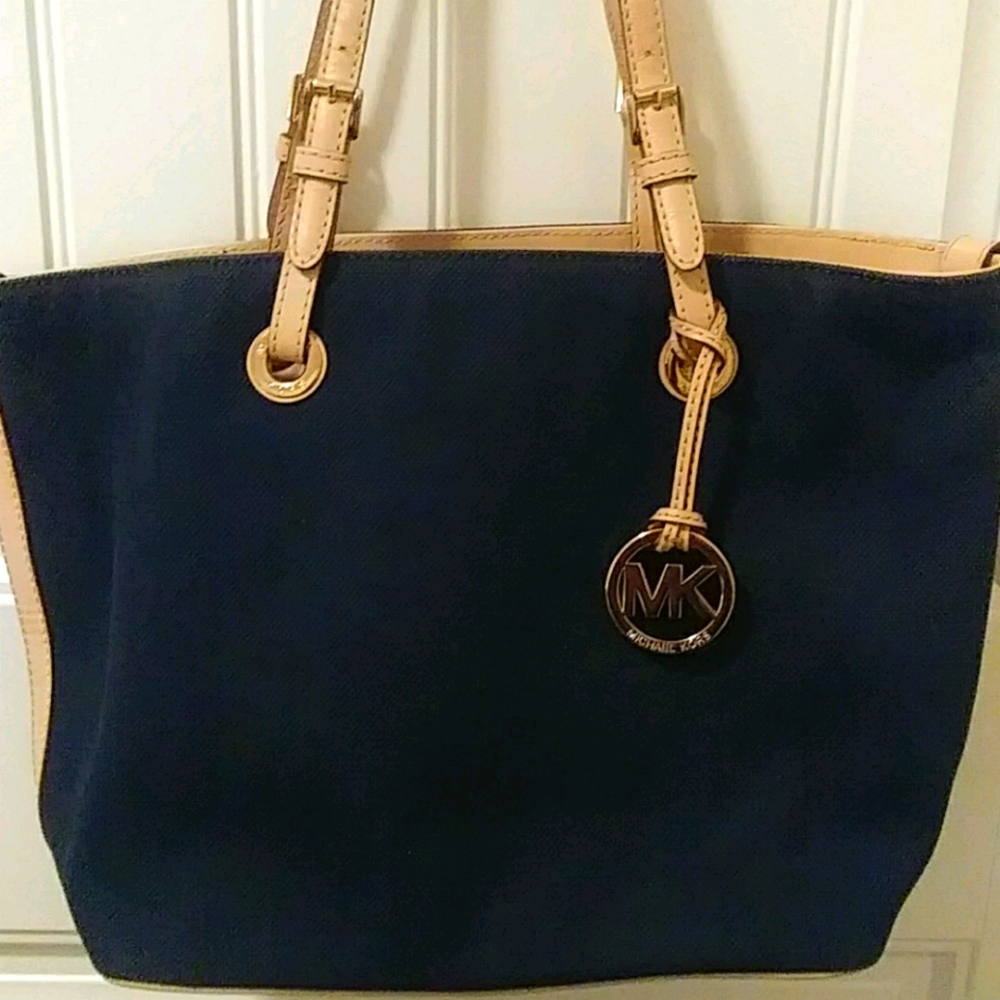 MICHAEL KORS Tote – Navy & Cream Trim 👜✨